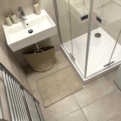 neutral colors in the bathroom